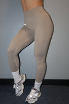 V-Back Seamless Contour Leggings in Mocha