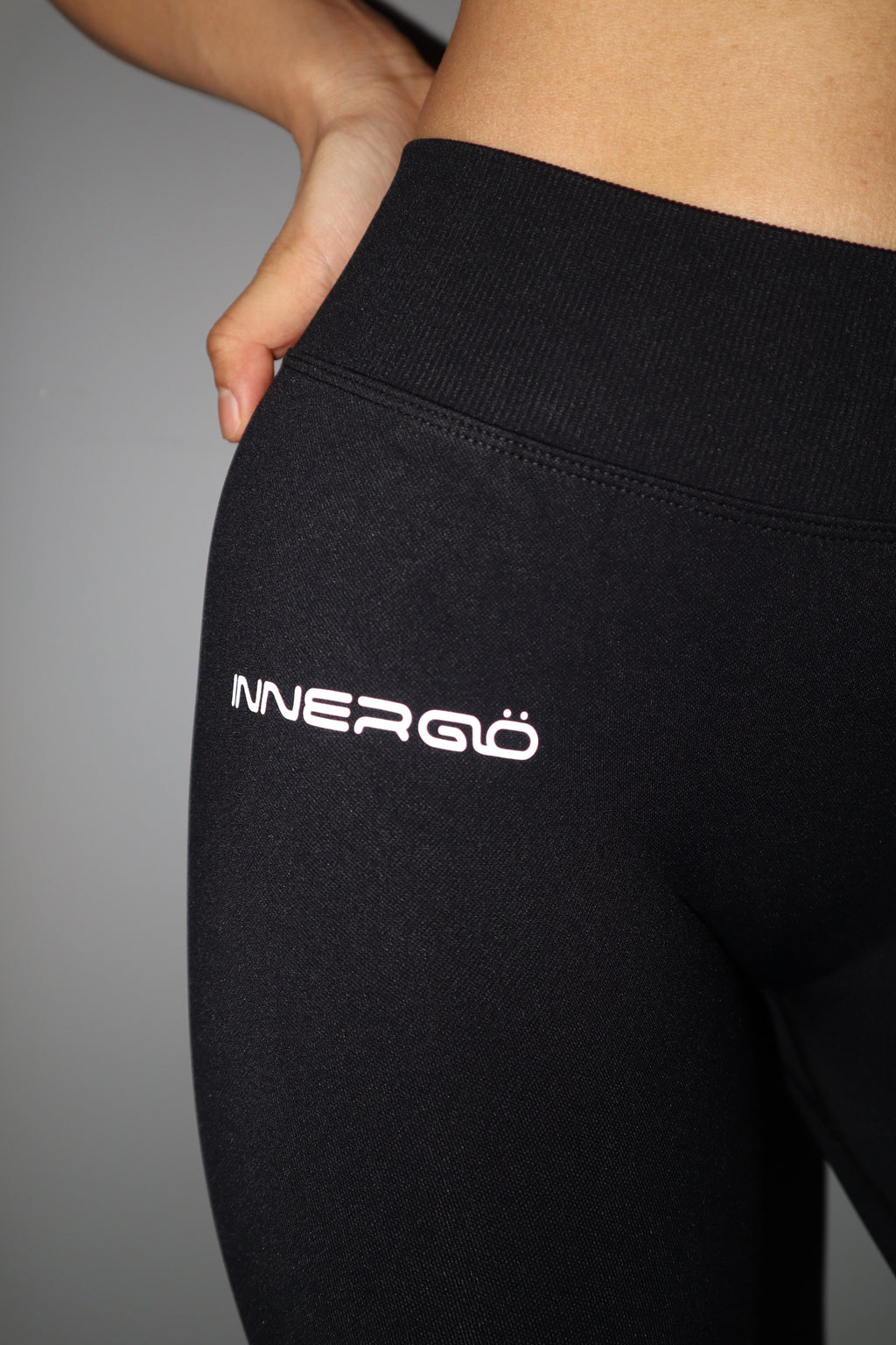 V-Back Seamless Contour Leggings in Black
