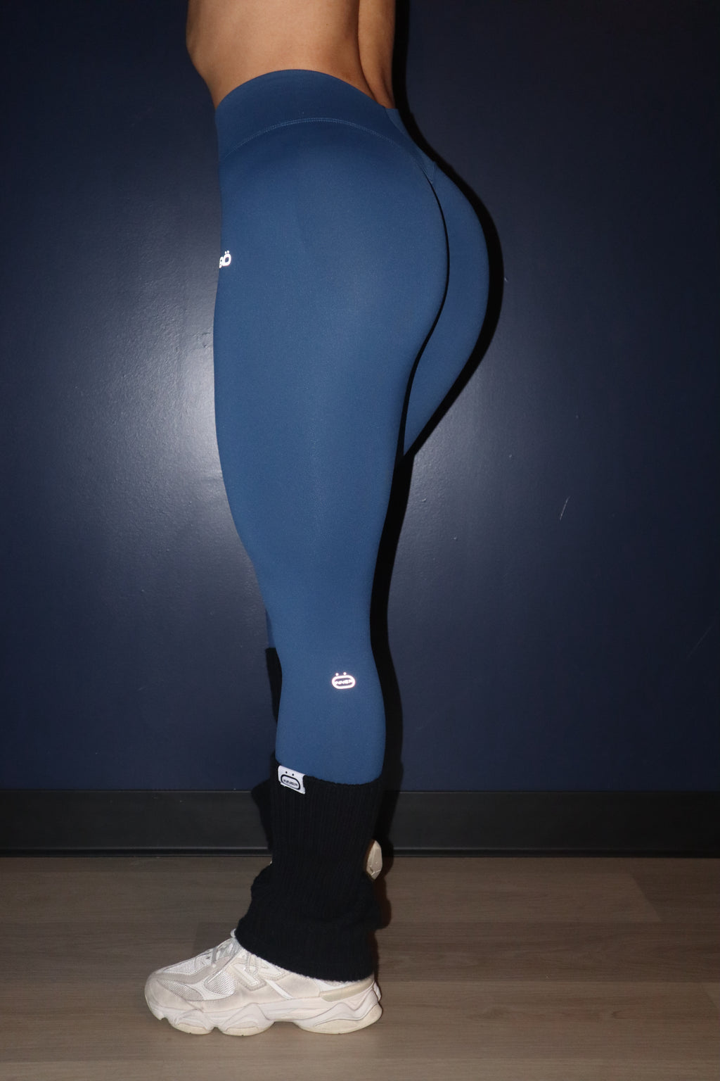 V-Back Seamless Contour Leggings in Navy Blue